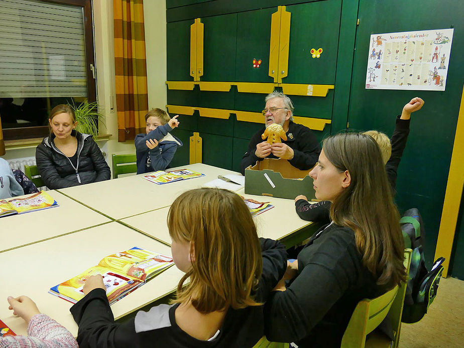 Symbolische Mantelteilung mit den Kommunionkindern (Foto: Karl-Franz Thiede)